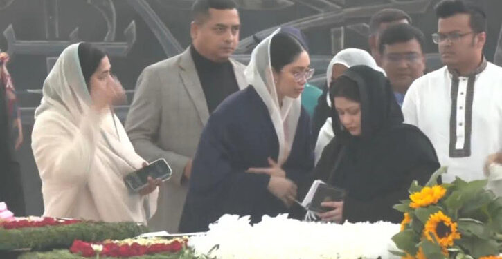 দাদা-দাদির কবর জিয়ারত করলেন জাইমা রহমান