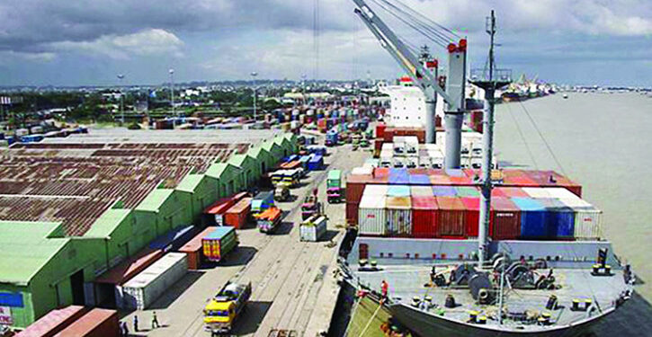 চট্টগ্রাম বন্দরে শাস্তিমূলক ব্যবস্থার হুঁশিয়ারি বিক্ষোভকারীদের বিরুদ্ধে