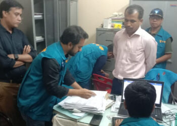 বাঁশখালী পরিবার পরিকল্পনা দপ্তরে দুদকের অভিযান, অফিস সহকারি গ্রেপ্তার