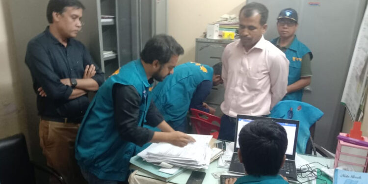 বাঁশখালী পরিবার পরিকল্পনা দপ্তরে দুদকের অভিযান, অফিস সহকারি গ্রেপ্তার