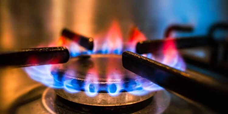 তীব্র সংকট গ্যাসের রাজধানীতে, দুর্দশায় নগরবাসী