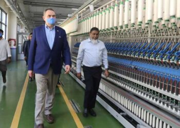 চট্টগ্রামে শিল্প কারখানা পরিদর্শনে মার্কিন রাষ্ট্রদূত