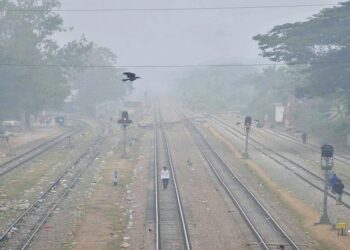 কুয়াশায় আচ্ছন্ন চট্টগ্রাম, জেঁকে বসেছে শীত