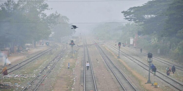 কুয়াশায় আচ্ছন্ন চট্টগ্রাম, জেঁকে বসেছে শীত