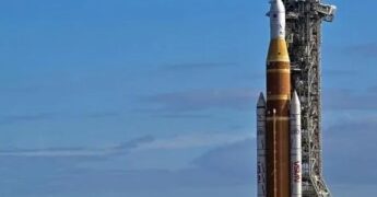 ৫০ বছর পর চাঁদে মানুষ পাঠাতে লঞ্চ প্যাডে নাসার ‘আর্টেমিস–২