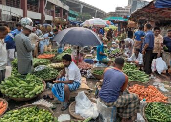 চট্টগ্রামে পেঁয়াজ-রসুনে ঝাঁঝ, ডালে স্বস্তি
