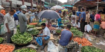 চট্টগ্রামে পেঁয়াজ-রসুনে ঝাঁঝ, ডালে স্বস্তি