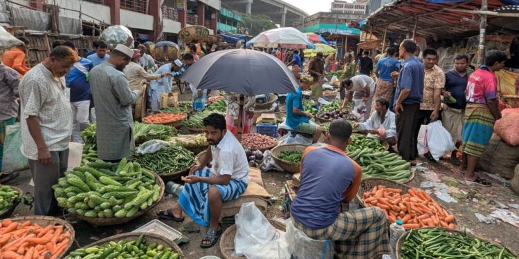 চট্টগ্রামে পেঁয়াজ-রসুনে ঝাঁঝ, ডালে স্বস্তি