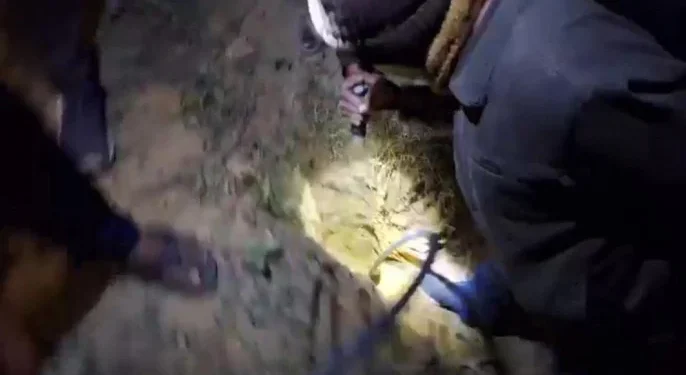 চট্টগ্রামে গভীর নলকূপের গর্তে ৩ বছরের শিশু, চলছে উদ্ধার