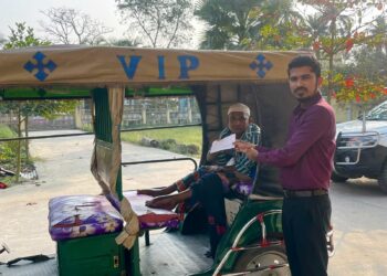 পবিত্র রমজানের সহমর্মিতায় শারীরিকভাবে অক্ষম ব্যক্তির পাশে এসি ল্যান্ড পুঠিয়া