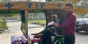 পবিত্র রমজানের সহমর্মিতায় শারীরিকভাবে অক্ষম ব্যক্তির পাশে এসি ল্যান্ড পুঠিয়া