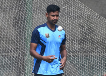 লাহোরে ফিরলেন ৬ কোটি ৪৪ লাখ রুপিতে মোস্তাফিজ