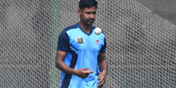 লাহোরে ফিরলেন ৬ কোটি ৪৪ লাখ রুপিতে মোস্তাফিজ