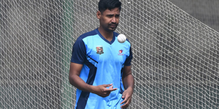 লাহোরে ফিরলেন ৬ কোটি ৪৪ লাখ রুপিতে মোস্তাফিজ