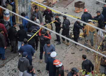 পাকিস্তানে মসজিদে ভয়াবহ বিস্ফোরণে আইএসের দায় স্বীকার