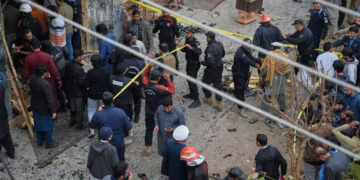 পাকিস্তানে মসজিদে ভয়াবহ বিস্ফোরণে আইএসের দায় স্বীকার