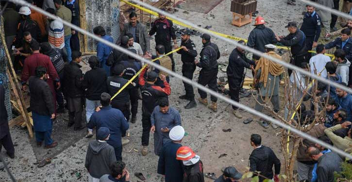 পাকিস্তানে মসজিদে ভয়াবহ বিস্ফোরণে আইএসের দায় স্বীকার