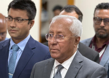 সাংবাদিক-ভোটাররা কেন্দ্রে মোবাইল নিতে পারবেন, গোপন কক্ষে নয়: ইসি