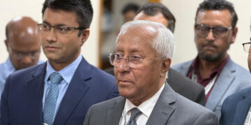 সাংবাদিক-ভোটাররা কেন্দ্রে মোবাইল নিতে পারবেন, গোপন কক্ষে নয়: ইসি