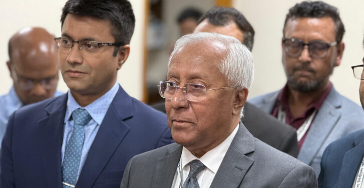 সাংবাদিক-ভোটাররা কেন্দ্রে মোবাইল নিতে পারবেন, গোপন কক্ষে নয়: ইসি