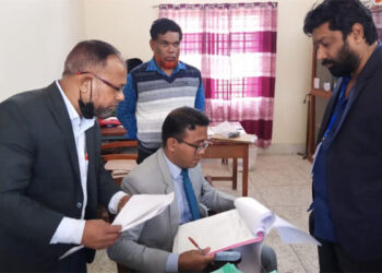 ভোটকক্ষে টাকা বিতরণে বিএনপি পোলিং এজেন্টকে জরিমানা