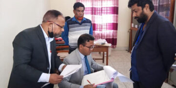 ভোটকক্ষে টাকা বিতরণে বিএনপি পোলিং এজেন্টকে জরিমানা