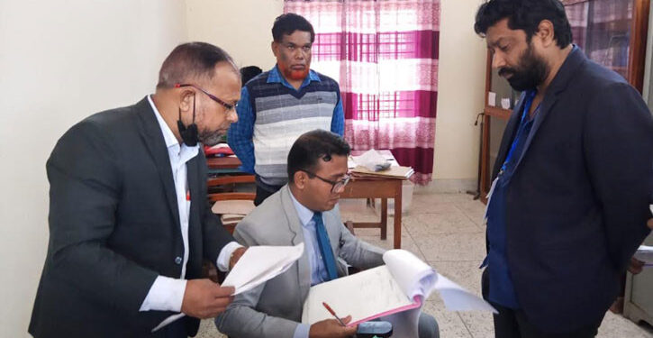 ভোটকক্ষে টাকা বিতরণে বিএনপি পোলিং এজেন্টকে জরিমানা