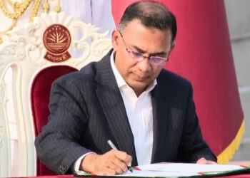 নতুন সরকারের প্রথম কর্মদিবস শুরু করলেন প্রধানমন্ত্রী