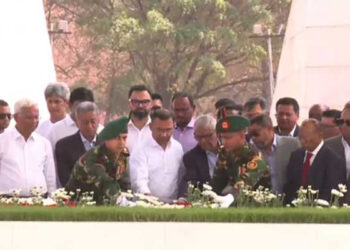 বাবা-মায়ের সমাধিতে প্রধানমন্ত্রী তারেক রহমানের শ্রদ্ধা