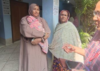 ৩ মাসের শিশুকে কোলে নিয়ে ভোটকেন্দ্রে মা