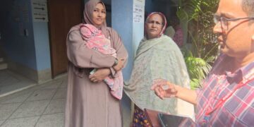 ৩ মাসের শিশুকে কোলে নিয়ে ভোটকেন্দ্রে মা