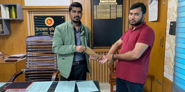 অসহায় শিক্ষার্থীর পাশে দাড়ালেন পুঠিয়ার এসিল্যান্ড শিবু দাশ