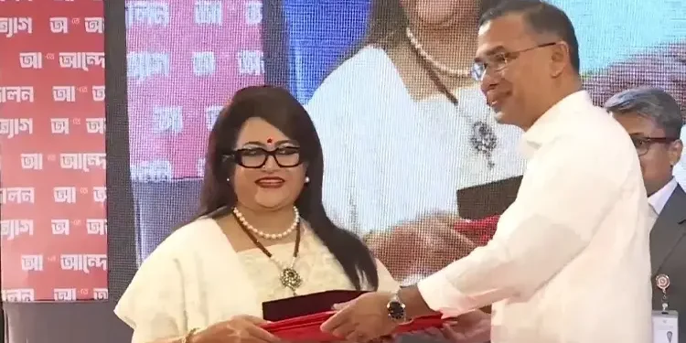 গুণীজনদের হাতে একুশে পদক তুলে দিলেন প্রধানমন্ত্রী