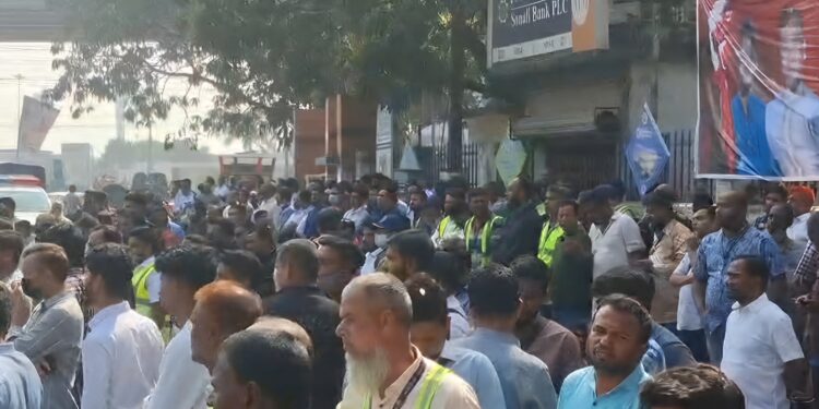 নৌ উপদেষ্টার গাড়িবহর আটকে শ্রমিকদের বিক্ষোভ