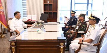 প্রধানমন্ত্রীর সঙ্গে তিন বাহিনীর প্রধানের সাক্ষাৎ