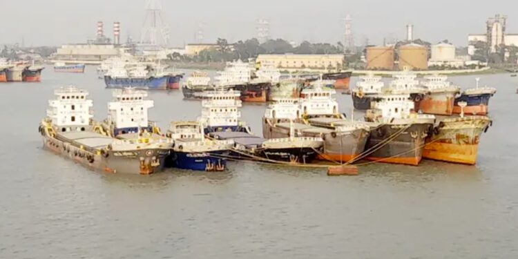 লাইটার জাহাজ থেকে ৩ দিনে পণ্য খালাসের নির্দেশ