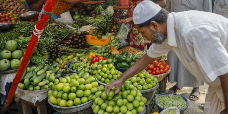 বাজারে দাম কমল লেবু-শসা-বেগুনের