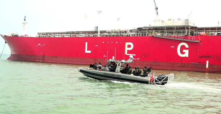 জ্বালানিবাহী জাহাজের নিরাপত্তায় বাংলাদেশ নৌবাহিনী