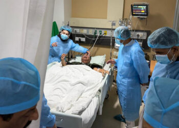 এভারকেয়ারে মির্জা আব্বাসের শয্যাপাশে প্রধানমন্ত্রী