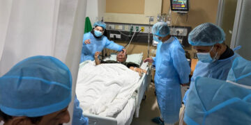 এভারকেয়ারে মির্জা আব্বাসের শয্যাপাশে প্রধানমন্ত্রী