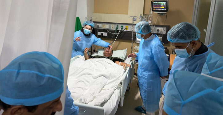 এভারকেয়ারে মির্জা আব্বাসের শয্যাপাশে প্রধানমন্ত্রী