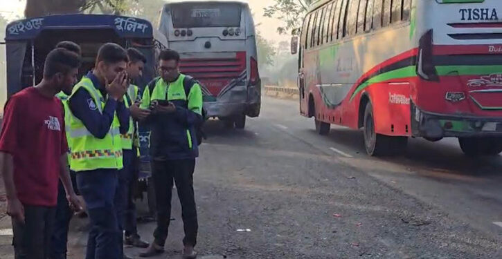 ফেনীতে বাস-অ্যাম্বুলেন্স-মোটরসাইকেল সংঘর্ষে নিহত ৩