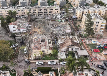 ইসরায়েলে ব্যাপক ক্ষেপণাস্ত্র হামলা চালাল ইরান