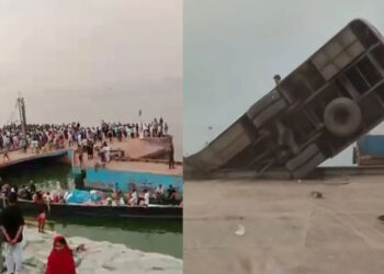 ফেরিতে ওঠার সময় নদীতে পড়ল যাত্রীবাহী বাস