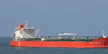 জ্বালানি তেল নিয়ে চট্টগ্রাম বন্দরে ‘এমটি গ্রান কুভা’ জাহাজ