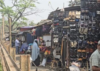 রেললাইনের পাশে অবৈধ দোকান-বসতঘর, চাঁদা আদায়ের অভিযোগ স্থানীয় নেতার বিরুদ্ধে