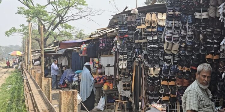 রেললাইনের পাশে অবৈধ দোকান-বসতঘর, চাঁদা আদায়ের অভিযোগ স্থানীয় নেতার বিরুদ্ধে
