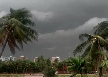 প্রচন্ড বেগে ধেয়ে আসছে কালবৈশাখী ঝড়