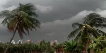 প্রচন্ড বেগে ধেয়ে আসছে কালবৈশাখী ঝড়