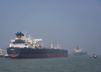 যুদ্ধের মাঝেও ইরানের তেল রপ্তানি দৈনিক ১৫ লাখ ব্যারেল